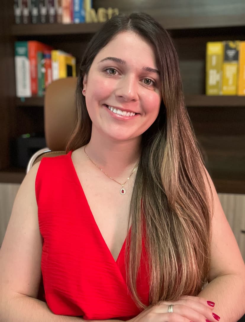 Advogada Maria Eduarda Risso em seu escritório